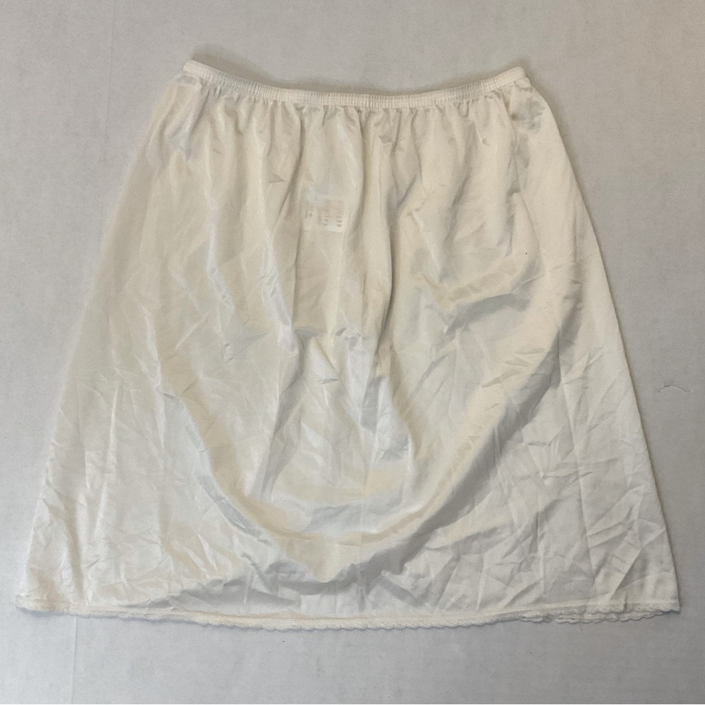 VINTAGE GILLIAN & O’MALLEY INTIMATES IVORY HALF SLIP LACE EDGING SIZE 18” SMALL